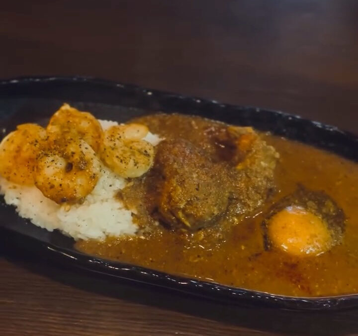 チキンカレー+海老+生卵+半辛口